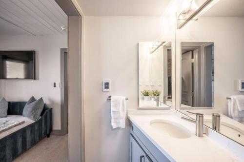 Ένα μπάνιο στο Renovated 2 BR Condo w Hot Tub -Mountain Views!