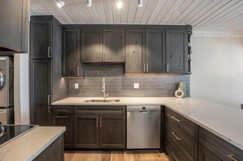 Η κουζίνα ή μικρή κουζίνα στο Renovated 2 BR Condo w Hot Tub -Mountain Views!