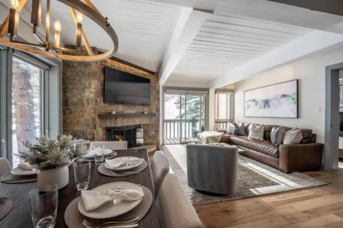 Χώρος καθιστικού στο Renovated 2 BR Condo w Hot Tub -Mountain Views!