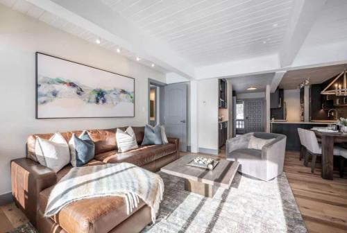 Χώρος καθιστικού στο Renovated 2 BR Condo w Hot Tub -Mountain Views!