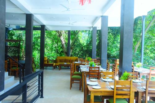 Un restaurante o sitio para comer en Sunwin River Hotel