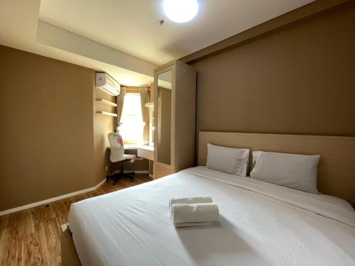 Ένα ή περισσότερα κρεβάτια σε δωμάτιο στο Luxury and Spacious 1BR Apartment at Parahyangan Residence Bandung By Travelio