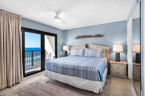 パナマ・シティ・ビーチにあるCommodore 903のベッドルーム1室(ベッド1台付)、海を望むバルコニーが備わります。