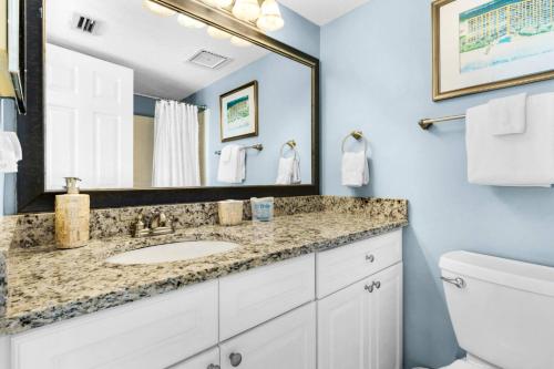 パナマ・シティ・ビーチにあるCommodore 903の洗面台と鏡のあるバスルーム