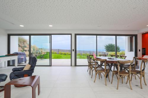 une cuisine et une salle à manger avec une table et des chaises dans l'établissement Villa Ker Marie, à Locquirec