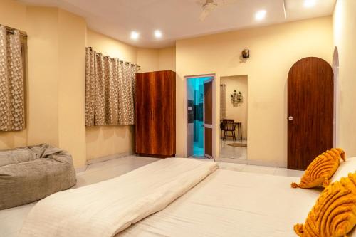 a bedroom with a large bed in a room at Sea La Vie Andaman in Haddo