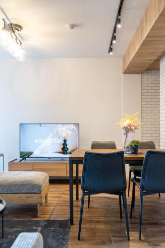 a waiting room with tables and chairs and a screen at Zabo Hills 205 in Sapporo