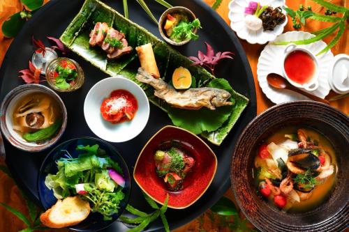 旅館の敷地内または近くでの食事または食べ物