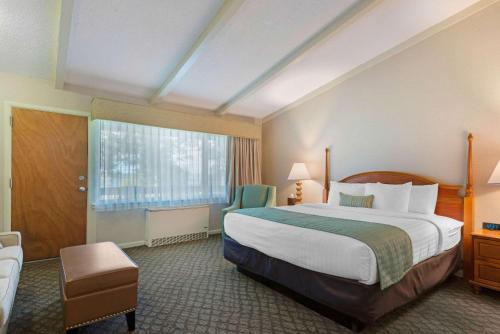 a hotel room with a large bed and a window at The Inn at Gran View Ogdensburg, an Ascend Collection Hotel in Ogdensburg