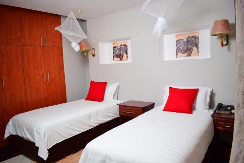 Postel nebo postele na pokoji v ubytování Wingate Hotel