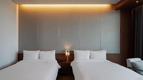 Postel nebo postele na pokoji v ubytování Hotel JCS Yeosu