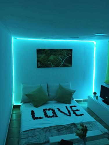 un letto con luce blu in una stanza di Villa Romántica a Málaga