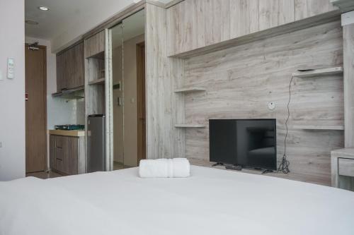 Postel nebo postele na pokoji v ubytování Minimalist and Nice Studio at Tree Park City Cikokol Apartment By Travelio