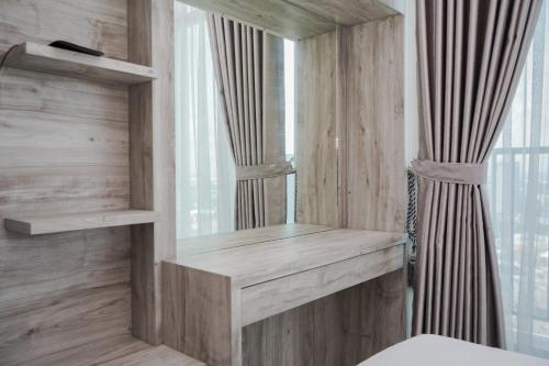 Fotografie z fotogalerie ubytování Minimalist and Nice Studio at Tree Park City Cikokol Apartment By Travelio v destinaci Tangerang