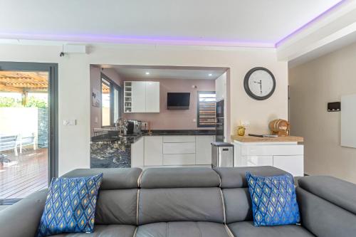 a living room with a couch and a kitchen at Les Villas Jasmin Standing Piscine Chauffée Jacuzzi 5 Ch 14 Pers in Baie-Mahault