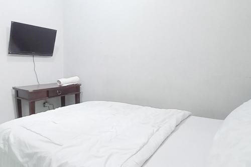 Ένα ή περισσότερα κρεβάτια σε δωμάτιο στο Trihakso Guest House near Kaliurang RedPartner