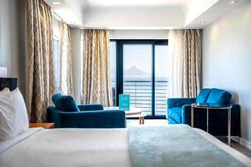 Voodi või voodid majutusasutuse Blaauwberg Beach Hotel toas