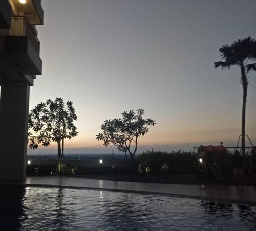 Kolam renang di atau dekat dengan The Asando Above Pakuwon Mall