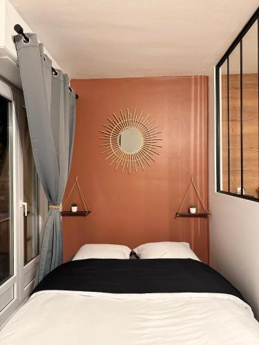 une chambre avec un lit avec un miroir au mur dans l'établissement Appartement au centre ville, à Strasbourg