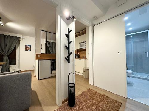 - un salon avec une grande porte en verre menant à une cuisine dans l'établissement Appartement au centre ville, à Strasbourg