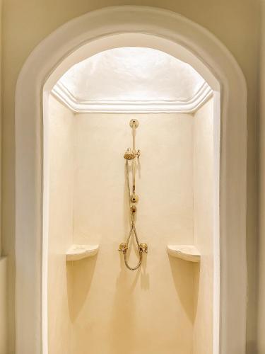 La salle de bains est pourvue d'un porte-serviettes sur le mur. dans l'établissement Villa Miradou - pool, sea and valley view, renovated villa, à Saint-Paul-de-Vence