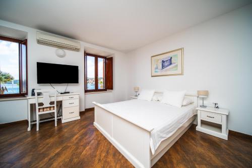 TV a/nebo společenská místnost v ubytování Apartments Vila Riva