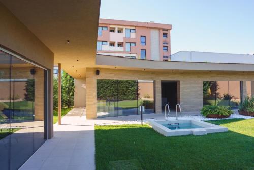 a house with a sink in the yard at Mjus Resort & Thermal Park in Körmend