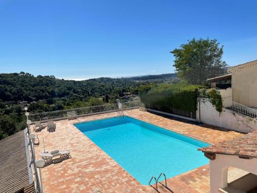 une piscine au sommet d'une maison dans l'établissement Villa Miradou - pool, sea and valley view, renovated villa, à Saint-Paul-de-Vence