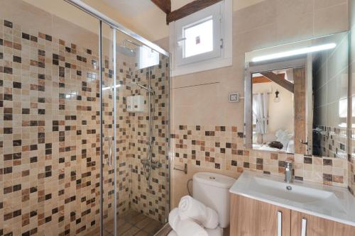 a bathroom with a toilet and a sink and a shower at Villa la Casita in San Miguel de Abona