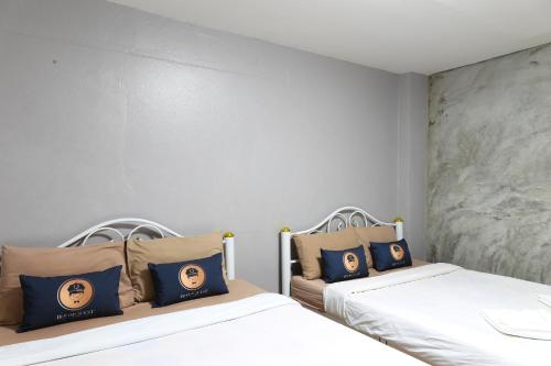 Ένα ή περισσότερα κρεβάτια σε δωμάτιο στο RoomQuest Amphawa Vaylasamran