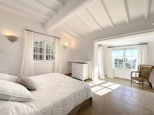 - une chambre blanche avec un lit, un bureau et des fenêtres dans l'établissement Charming villa with pool, ideal family holiday, à Saint-Paul-de-Vence