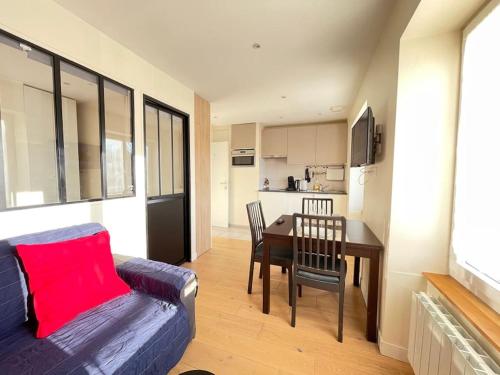 - un salon avec un canapé et une table à manger dans l'établissement Appart'Village N3 Jouy Proche HEC-RER C 500 m, à Jouy-en-Josas