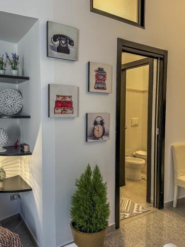 a bathroom with a toilet and a potted plant at Casa del Lauro - Apartment in Locorotondo