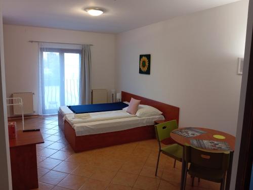Postel nebo postele na pokoji v ubytování Szent Kristóf Apartmanhotel