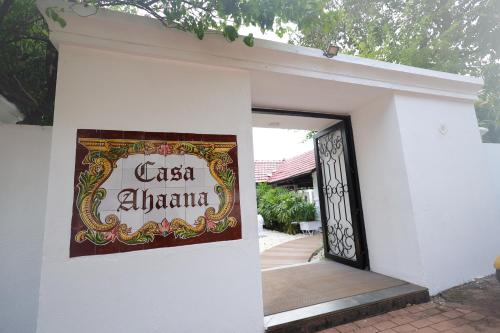ヴァガトールにあるCasa Ahaana Resort Vagator, By Lavin Hotelsの白い建物の看板