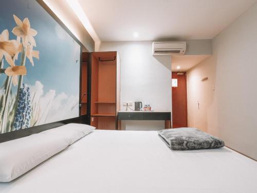 a bedroom with a bed and a sink at Hi Hotel Dot, 11Hrs, Stay from 10PM to 9AM in Singapore