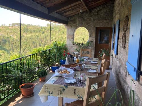 een tafel met borden eten op een balkon bij Mas de la Giralde - Bed and Breakfast in Payzac