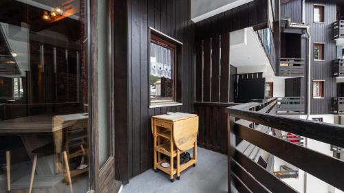 Cette chambre dispose d'une table, d'une fenêtre et d'un escalier. dans l'établissement Grand Horizon 2 301 - 3P8, à Morillon