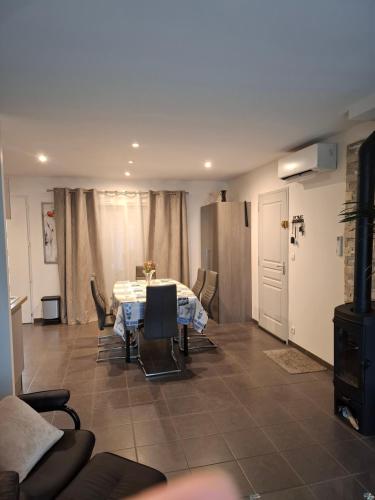 a dining room with a table and chairs in a room at Le petit coin de Paradis classé 3 étoiles in Hermanville-sur-Mer