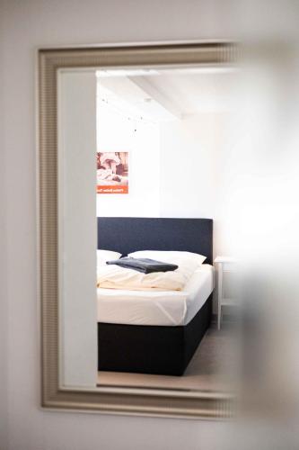 a mirror reflection of a bed in a bedroom at Ferienwohnung "Kino" in Bad Gandersheim