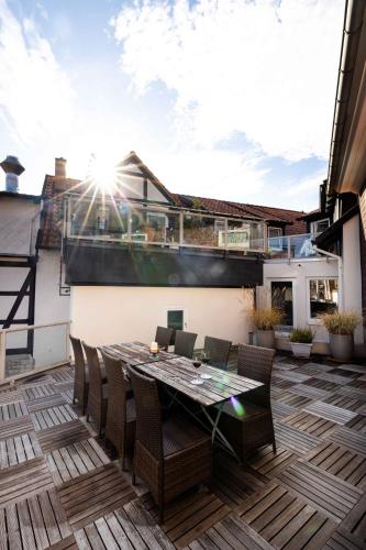 a patio with a table and chairs on a roof at Ferienwohnung "Kino" in Bad Gandersheim