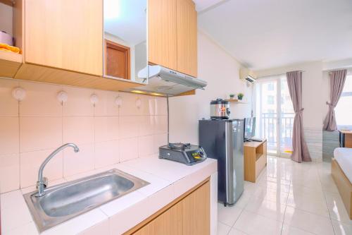 Η κουζίνα ή μικρή κουζίνα στο Fully Furnished and Comfy Studio Apartment Margonda Residence 3 By Travelio