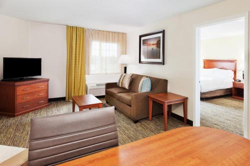 TV o dispositivi per l'intrattenimento presso Candlewood Suites Eastchase Park by IHG