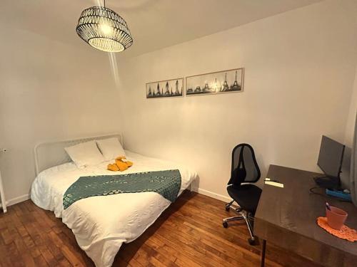 une chambre avec un lit, un bureau et une chaise dans l'établissement Parc Montsouris - Longue durée, à Paris