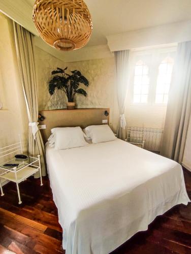 Ένα ή περισσότερα κρεβάτια σε δωμάτιο στο Hotel El Castillo de Los Locos