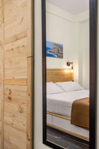a mirror reflection of a bed in a bedroom at Al Borghetto marinaro in Palermo