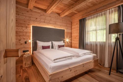 Postel nebo postele na pokoji v ubytování Valsegg Chalets Südtirol - luxury and private hideaway