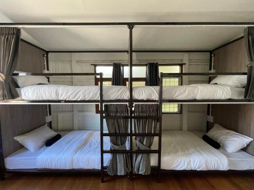 Cama o camas de una habitación en Green Cabin Hostel