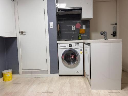Η κουζίνα ή μικρή κουζίνα στο NJ Affordable and cozy accommodation near Nakseongdae Station
