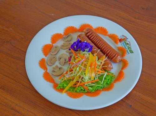 een bord met eten met vlees en groenten op een tafel bij Top Mountain Resort in Diyatalawa